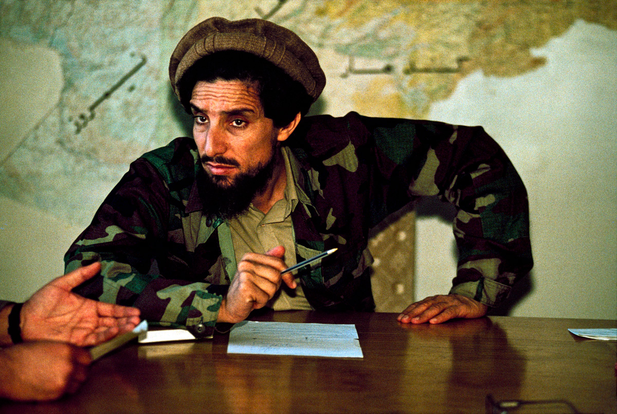 Ahmad-Shah-Massoud-à-son-bureau.jpg